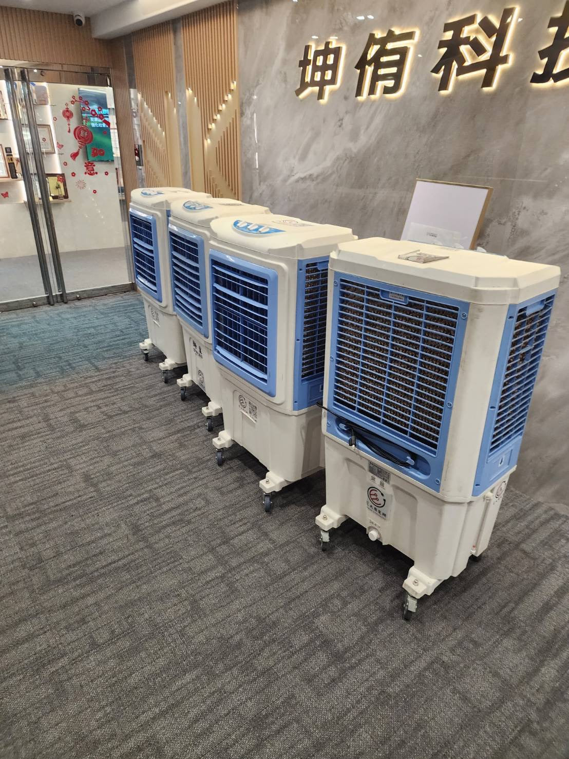 辦公大樓冷氣維修期間，如何用水冷扇維持工作環境？